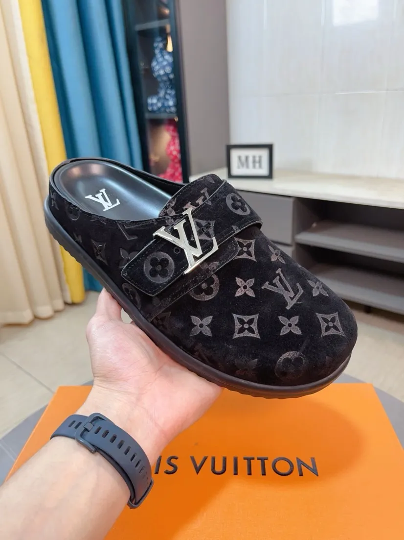 Men's Men's Shoes 💰400🌸🌸🌸🌸LV Easy 2025 new men's casual sandals and slippers, made of suede cow leather, with Monogram pattern to highlight the trendy style. Adjustable straps illuminated with LV letters, while a resilient insole and micro outsole provide lightweight comfort. Made of suede cow leather with embossed Monogram pattern and brand element metal hardware✅Adjustable straps➕Tough insole‼ ️Micro outsole. Comfortable and easy to wear‼ ️ size：38-45
